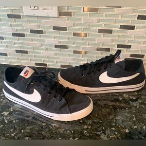 Mens size 10 Nike Court Legacy